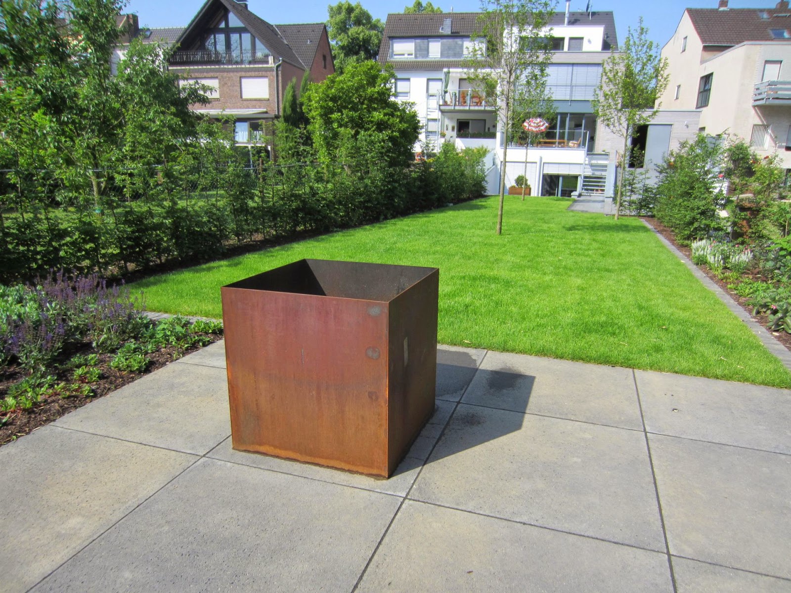 FRÖBEL METALLBAU Cortenstahl PATINAX Rostflecken auf den Bodenbelag