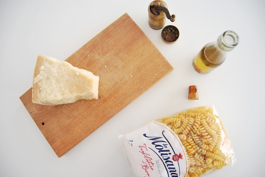 Receta fácil de pasta, cacio e pepe