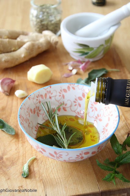Olio extravergine d'oliva, aromatizzato con zenzero e salvia
