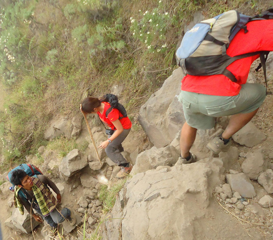 Para pendaki harus lincah menuruni lereng kawah ke danau Segara Anak, kemiringan kawah dari 20 derajat hingga 70 derajat, Gunung Rinjani Para pendaki harus lincah menuruni lereng kawah ke danau Segara Anak, kemiringan kawah dari 20 derajat hingga 70 derajat, Gunung Rinjani