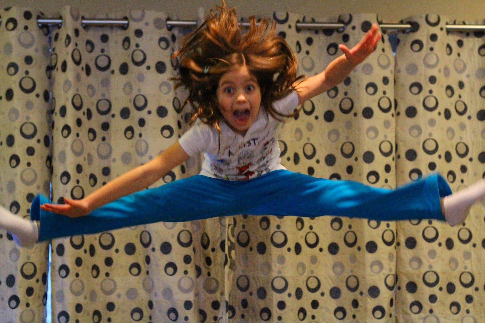 Kyah & Cams Girls on Trampolines!