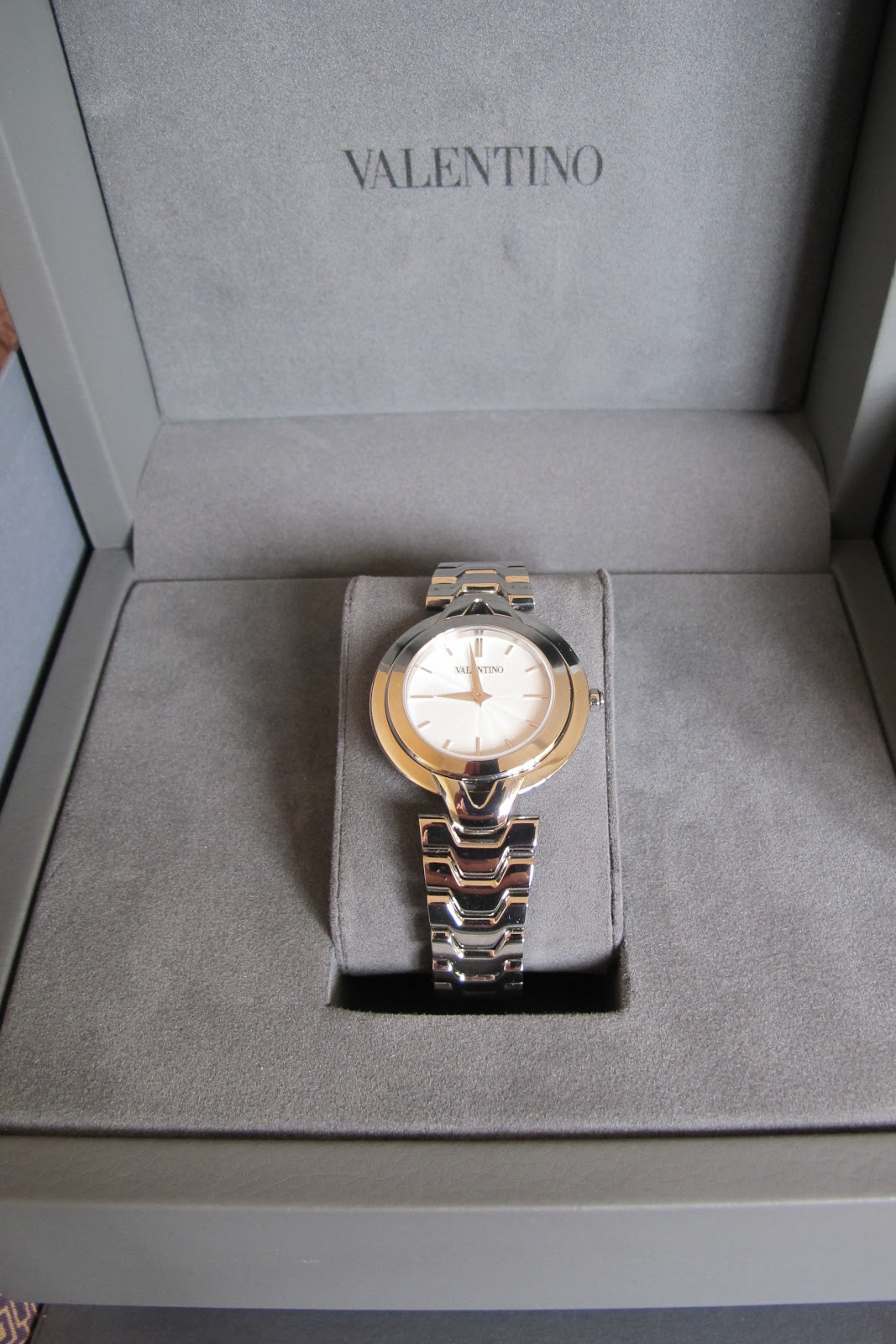 One Thousand Looks NEW IN VALENTINO WATCH