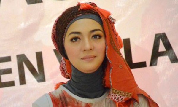 Nuri Maulida Hijab Segi empat Nuri Maulida Hijab Segi empat