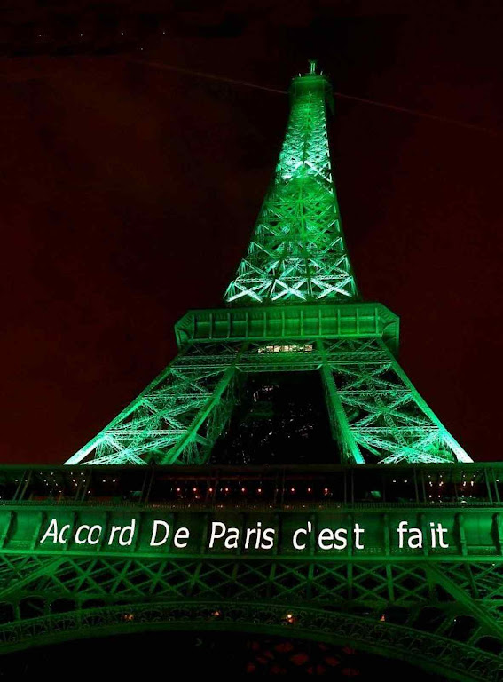 O anúncio luminoso foi feito para comemorar em 2015. Mas hoje a leitura é outra: "O Acordo de Paris já era". O anúncio luminoso foi feito para comemorar em 2015. Mas hoje a leitura é outra: "O Acordo de Paris já era".