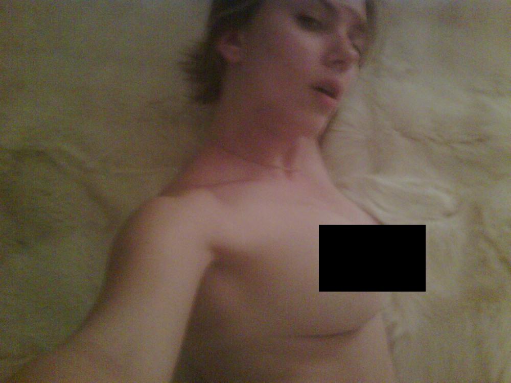 Scarlett Johannson Phone Photos Leaked 2011. 