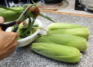 Cut off tips of corn husk.