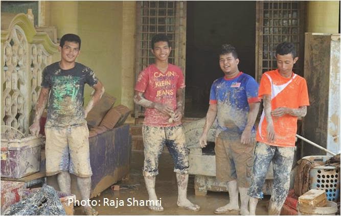 Anak-Muda-Turut-Menyumbang-Membersihkan-Rumah-Selepas-Banjir