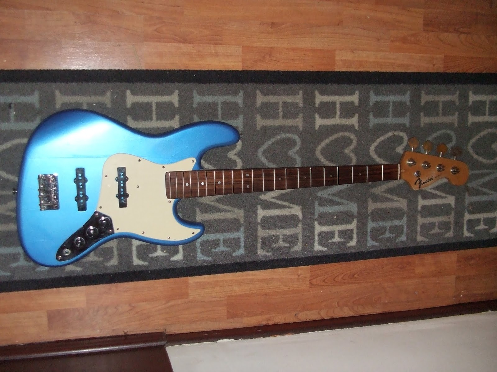 Martin Edwards Luthier Metallic spray painting a guitar with rattle cans