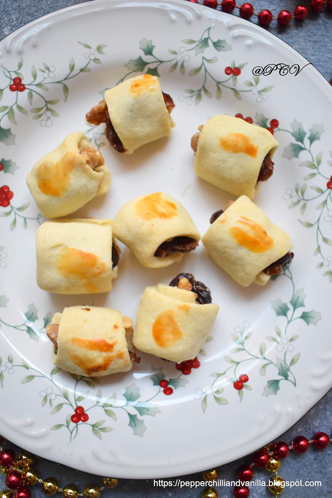 How to make Christmas sweet date roll