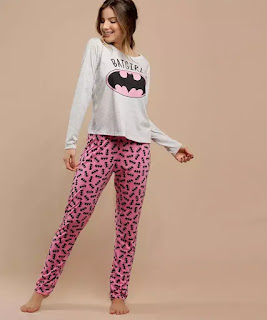Moda: Pijama Estampa Batman Manga Longa Warner Pijama feminino, confeccionado em tecido malha com estampa batman, composto por blusa e calça. Possui blusa decote redondo, manga longa, calça cós elástico, acabamento e costura no tom.