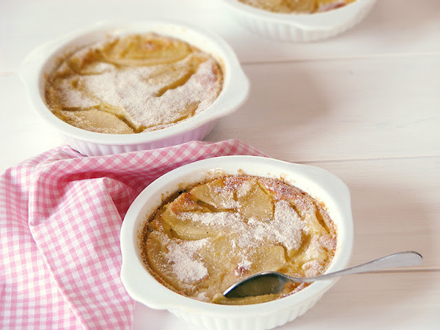 Clafoutis au lait de noix de cajou et aux poires. Clafoutis au lait de noix de cajou et aux poires.