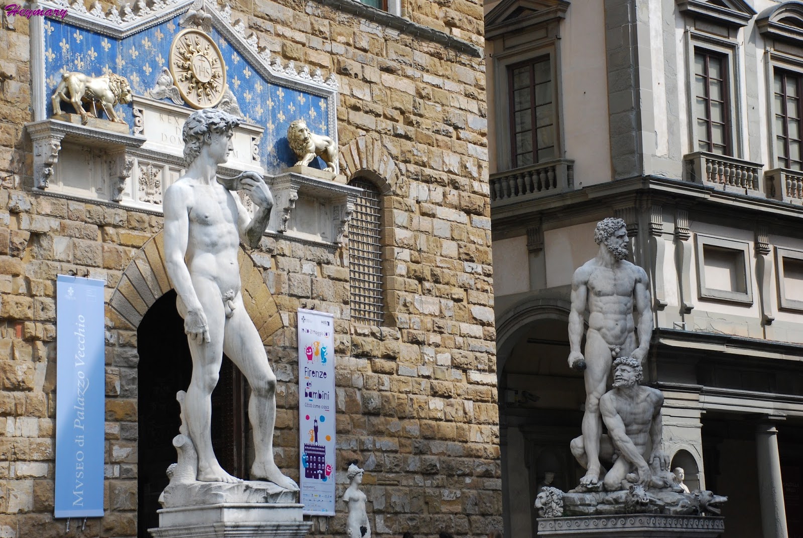 佛羅倫斯斯特羅齊宮 最大規模的宮殿，為民用的建築代採用石塊與豎框的窗戶