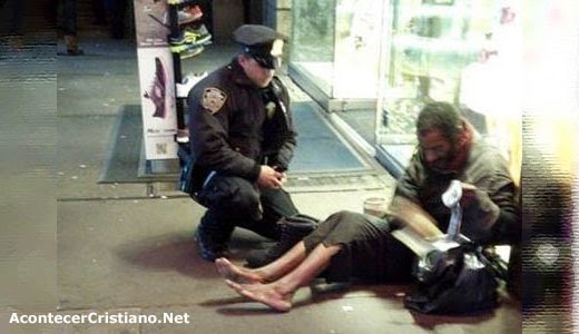 Policía compra botas a un mendigo descalzo