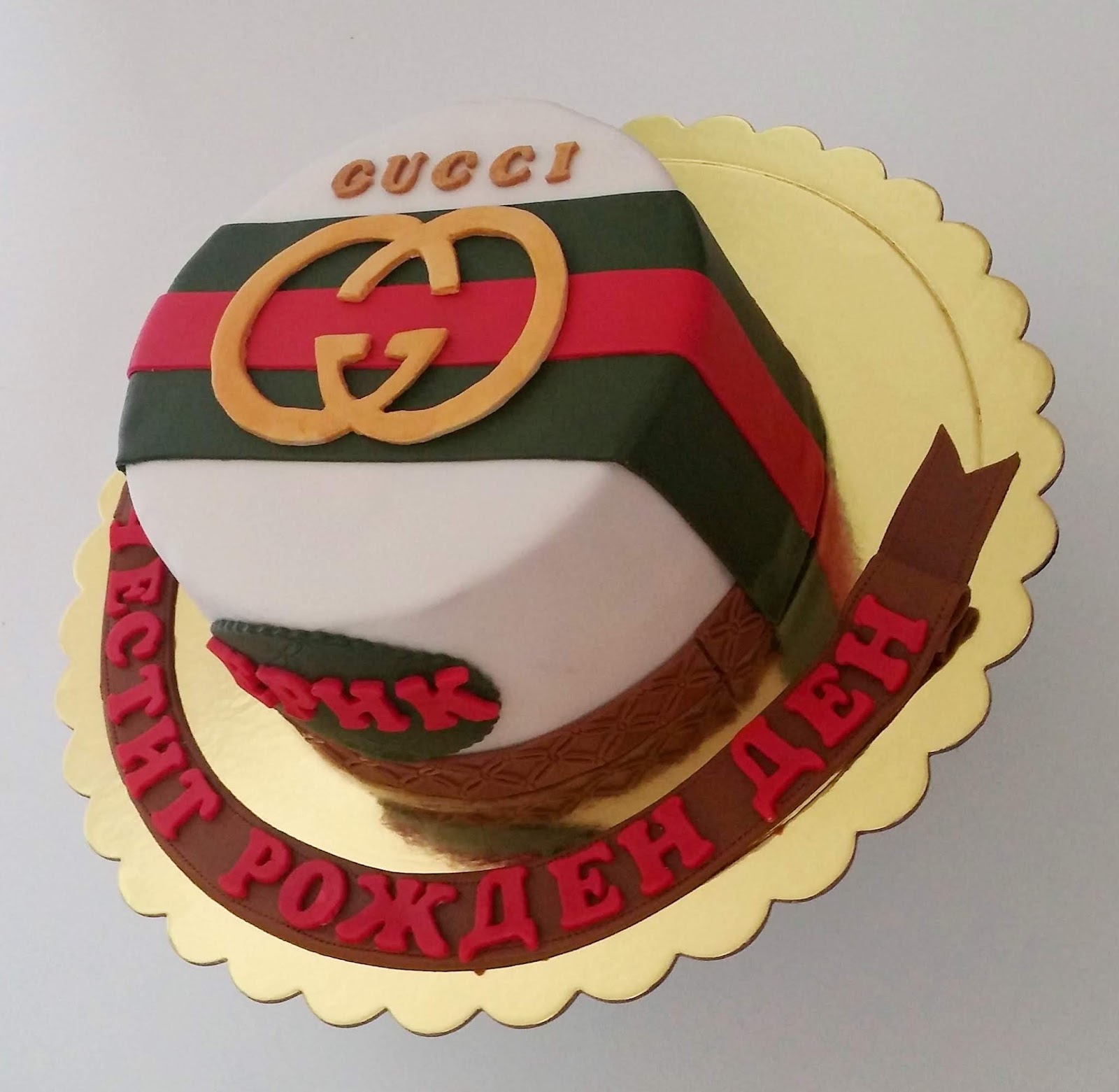 gucci logo cake