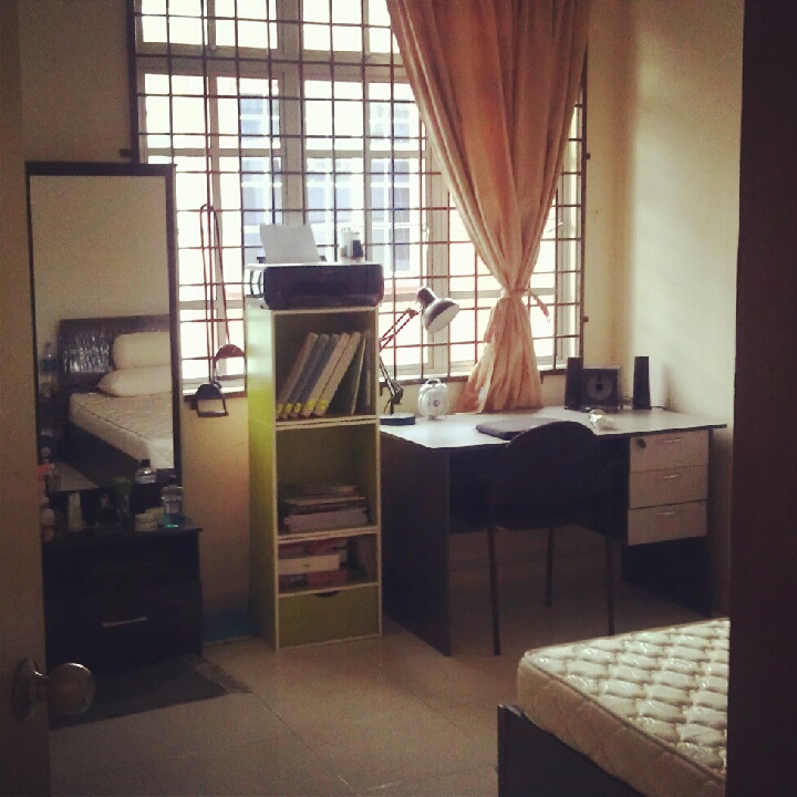 Matboyot Keadaan Bilik Aku Di Rumah Sewa Dan Kat Atas Ini Adalah Susunan Bilik Aku After Buka Pintu Simple Je Sebab Tak Minat Yang Berselirat Ada Meja Solek With Sliding Mirror
