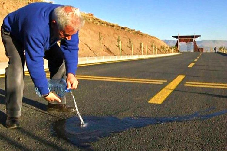 Erzurum'un manyetik yolunda kontağı kapatılan otomobiller, kendiliğinden yokuş yukarı çıkmaktadır.