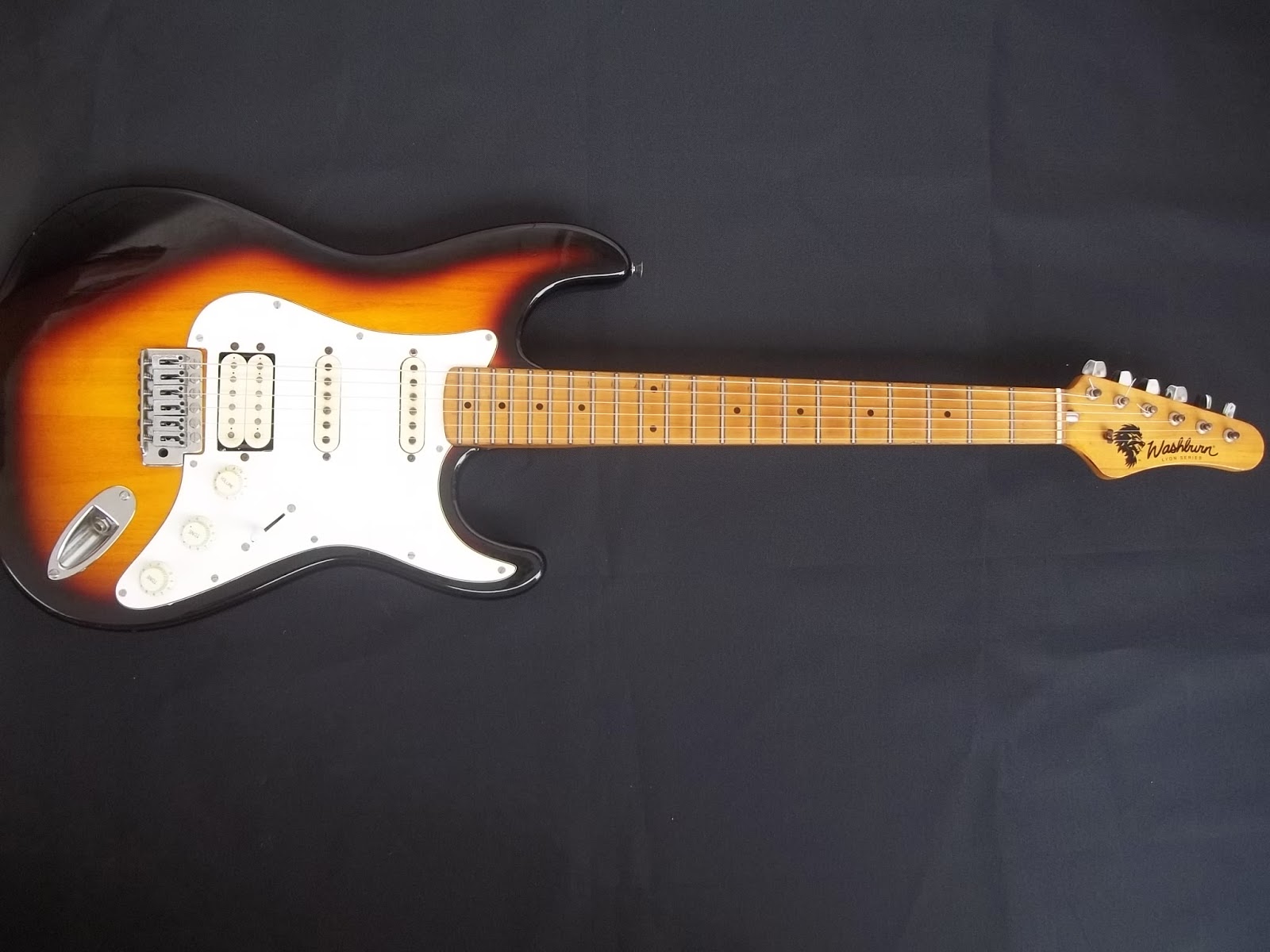 AAG INSTRUMENTOS MUSICAIS Guitarra Stratocaster Washburn Lyon Series