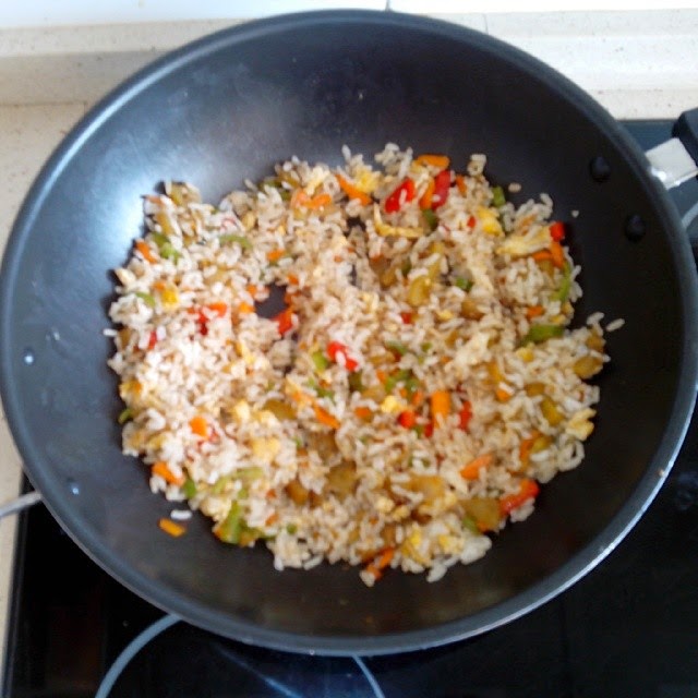 Imagen del wok de arroz con verduras y huevo