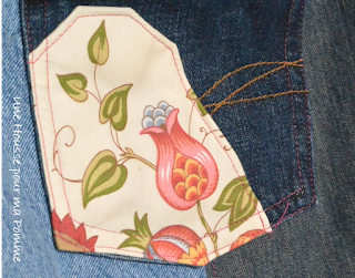 Sac bandoulière fait de pans de pantalons en jeans recyclés (chinés par mes soins), de différents tons, montés façon patchwork, coutures surpiquées de fil rose, bandoulière en jeans, poche extérieure à rabat avec bouton et avec appliqué assorti, entièrement doublé en tissu coton au motif fleuri. Les jeans portés recyclés parfois délavés par le temps apportent cette "petite chose en plus" à cette pièce unique. Dimensions : 35 x 33 x 8 cm, hauteur avec la bandoulière : 83 cm.