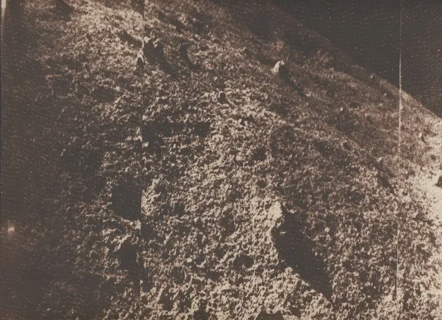 Segundo descrição dos soviéticos o solo lunar parece chocolate.