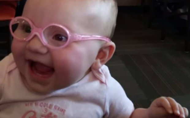 Entretenimento: Bebê com miopia ganha óculos e comemora ao enxergar bem pela 1ª vez