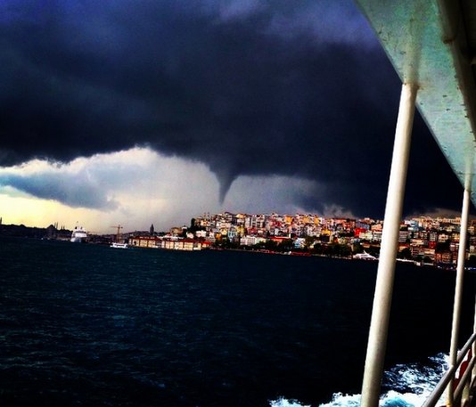 Ανεμοστρόβιλος “χτυπά” την Κωνσταντινούπολη! Δείτε το συγκλονιστικό βίντεο!