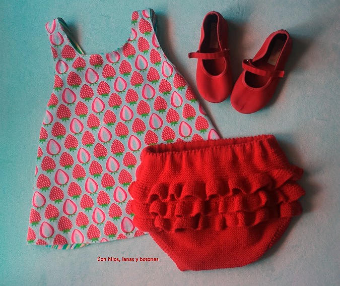 Con hilos, lanas y botones: Braguita de punto con volantes en el culete (patrón gratis)