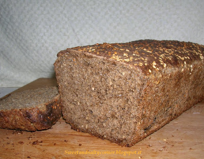 pane nero con semi di sesamo