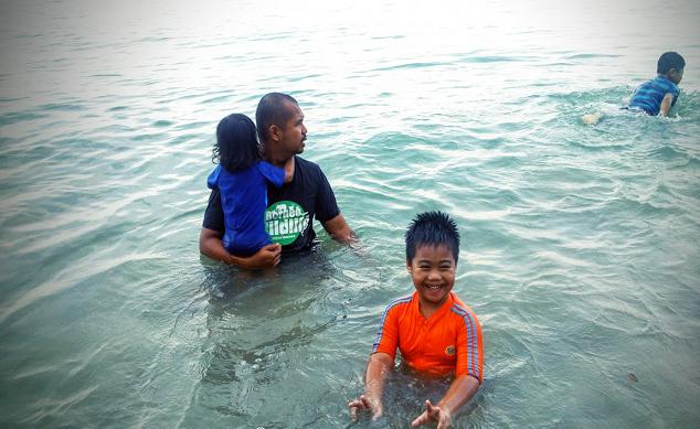 Mandi Pantai Teluk Batik
