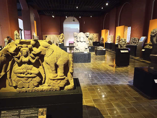 Stone sculpture gallery at Chhatrapati Shivaji Maharaj Vastu Sangrahalaya (Museum)