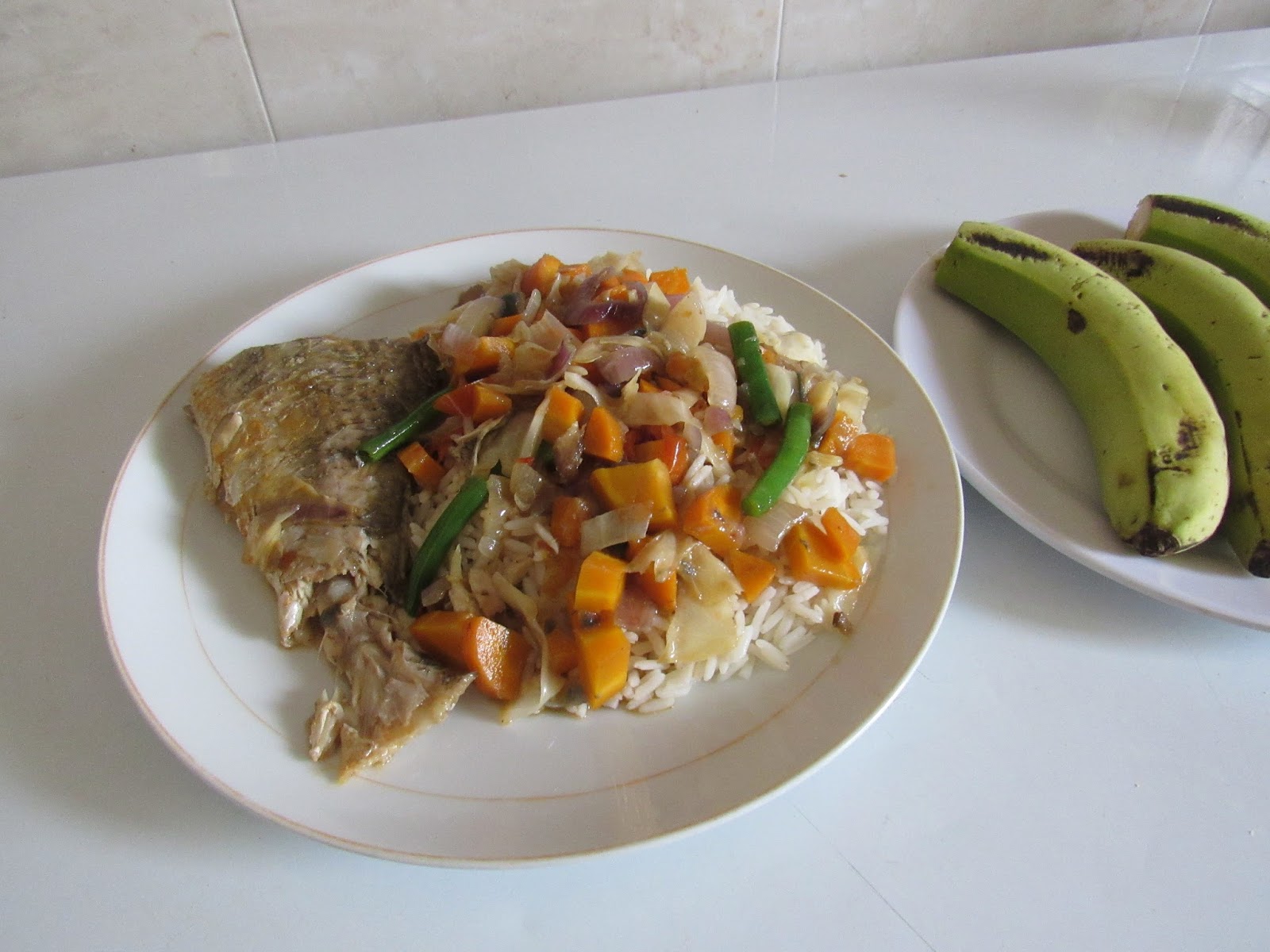 Enjoy Sunday Rice With Vegetable Sauce, Fish A Side Of Ripe Bananas