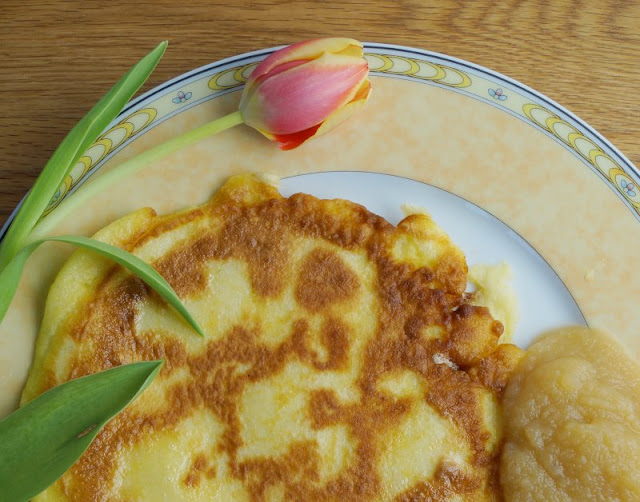 Rezept: Einfache Pfannkuchen für Kinder. Eierpfannkuchen, die ganz einfach gelingen und die Ihr mit lecker Apfelmus oder aber Schinken genießen könnt!