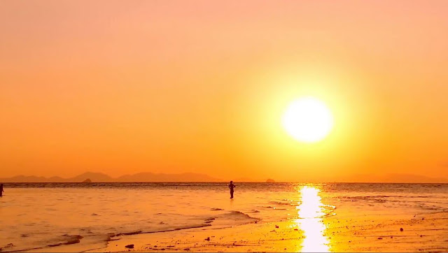 Gambar Background Langit Pagi Matahari Terbit di Tepi Pantai Wallpaper HD 