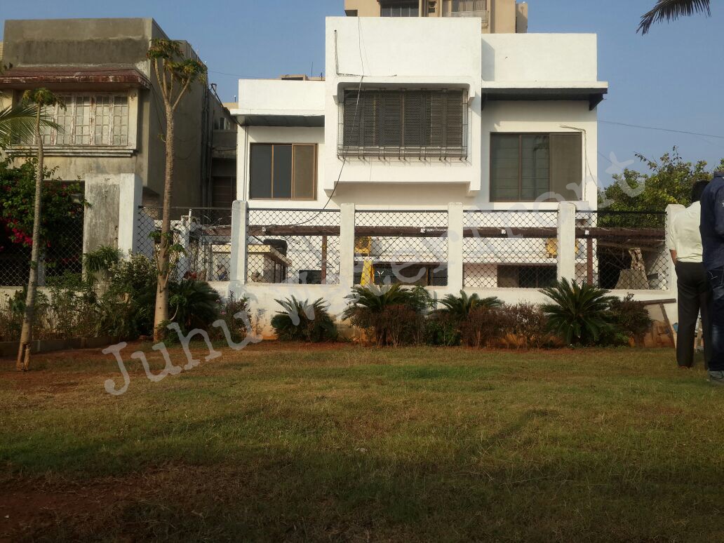 SEA FACING BUNGALOW WITH BIG PLOT AT SMALL PRICE IN JUHU.