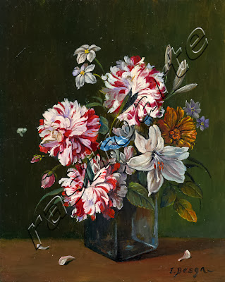 Claveles y varias flores dispuestas en florero de cristal