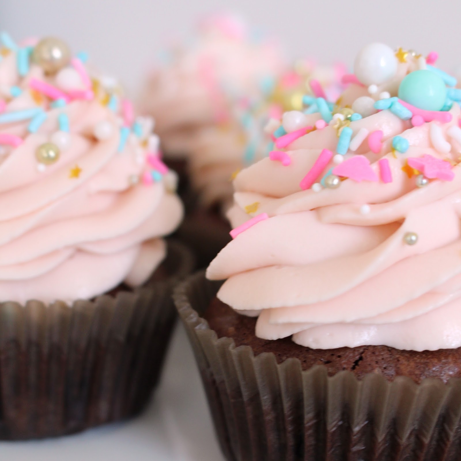 Curls & Cakes Brownie cupcakes with White Chocolate Cream Cheese Frosting