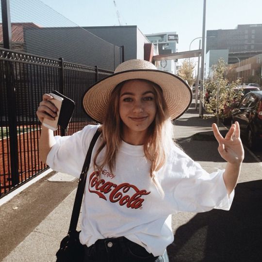 Moda tumblr: t-shirts com logos da Coca-Cola e Pepsi são o trend que estamos amando Moda tumblr: t-shirts com logos da Coca-Cola e Pepsi são o trend que estamos amando