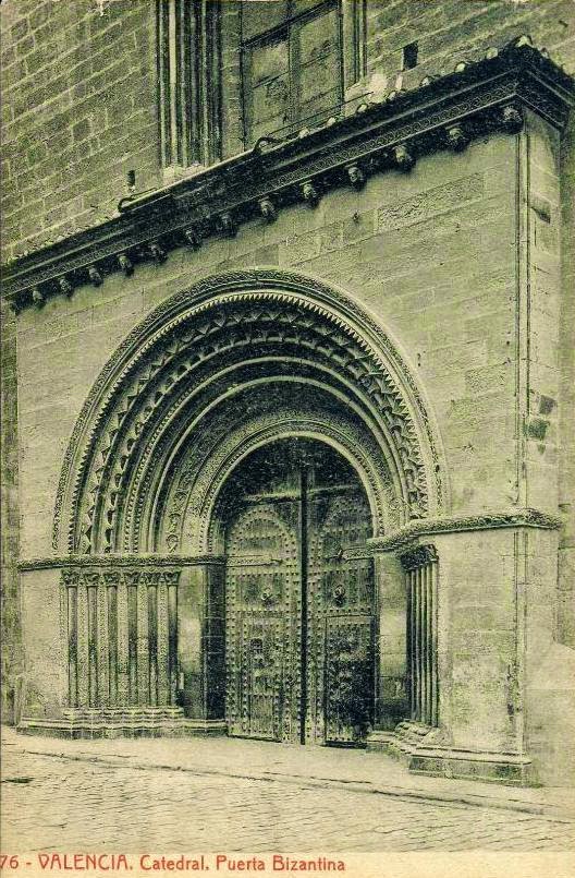 Puerta de la Almoina.