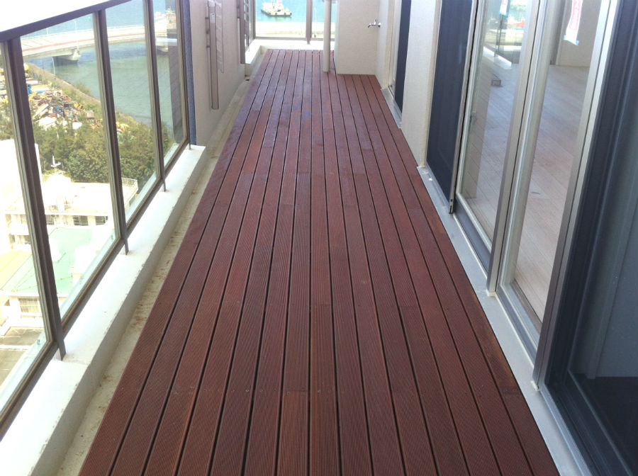 ウォールナットカラーの床材。－チーク無垢フローリング・マニルカラトーレムウッドデッキ
