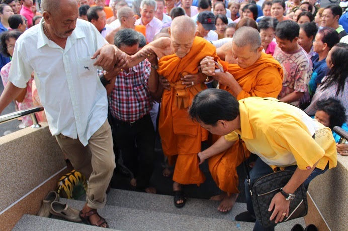 ก้าวแรก ที่หลวงพ่อเหยีบกุฏฺิ หลังใหม่