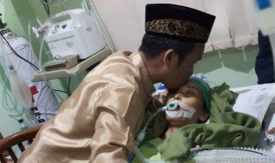 BERDUKA CITA : Ustad Maulana yang kondang dengan sapaan "Jamaah Oh Jamaah" itu kini tengah berduka ditinggal wafat istri tercintanya. Foto dari Tribun Makasar BERDUKA CITA : Ustad Maulana yang kondang dengan sapaan "Jamaah Oh Jamaah" itu kini tengah berduka ditinggal wafat istri tercintanya. Foto dari Tribun Makasar