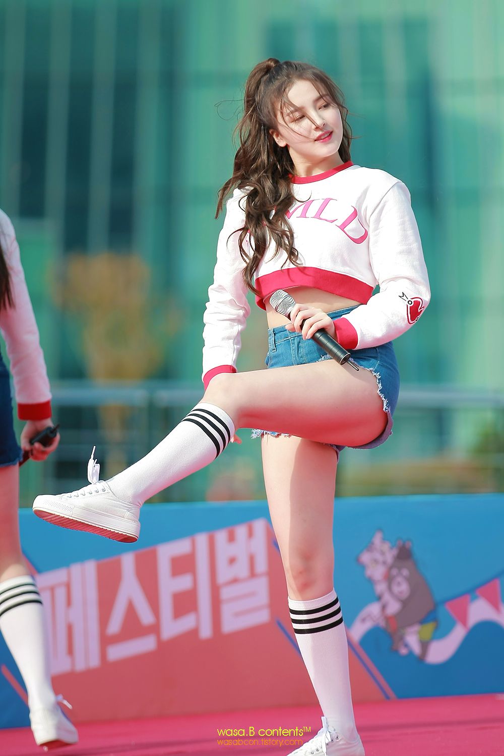 This is the most sexiest out fit of NANCY, MOMOLAND.