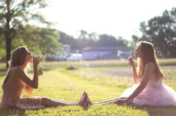 Girls Playing Bubble - Image: Pinterest Community