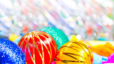 Achtergrond met gekleurde kerstballen