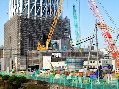 京成橋から見た建設中(174m)の塔体と東街区低層棟工事の様子