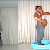 Su Esposa Embarazada Se Para En La Piscina, Pero Mira Que Pasa Con Sus Pantalones