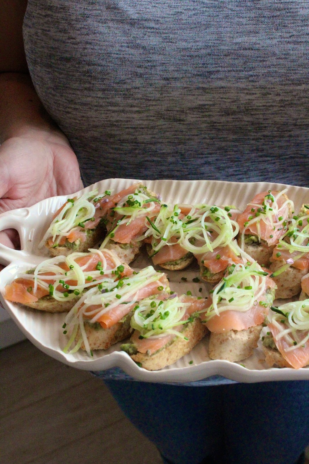 Crostini de Abacate com Salmão Fumado, Pepino e Cebolinho