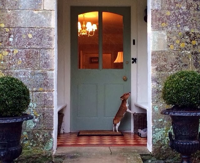 Content in a Cottage Great Recessed Entrance