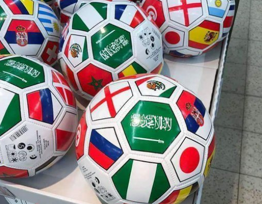 بعد زجاجات الخمر.. “شاهد” لفظ الجلالة على كرة القدم الخاصة بكأس العالم وموجة غضب ضد “آل سعود”