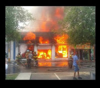 EN LA VEGA!! Fuego destruye varios negocios en lugares comerciales